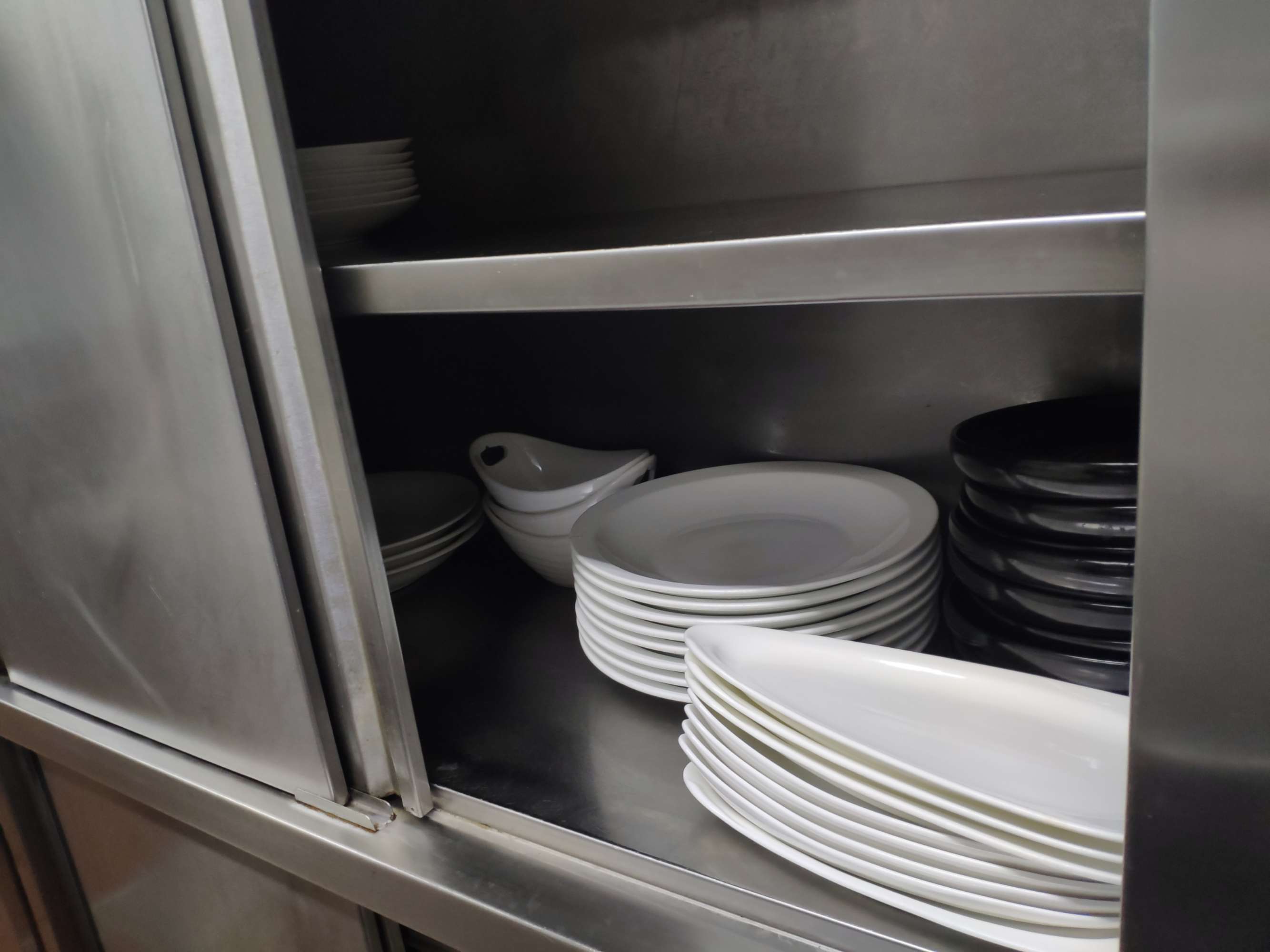 饭店厨房排风系统装修_饭店厨房装修_饭店透明厨房装修效果图
