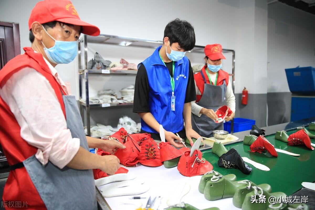 外贸童鞋店装修效果图_运动鞋店装修货架图_鞋店装修效果图