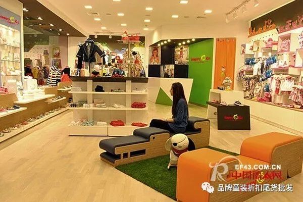 童装店铺装修设计要点，怎样装修出特色店铺！  品牌童装尾货一手货源，帮你来装修