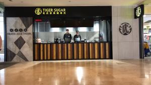 老虎堂奶茶店吧台装修效果图,南京奶茶店装修_茶饮店装修_老虎堂奶茶店装修	奶茶店装修_奶茶店设计_饮品店装修_饮品店设计
