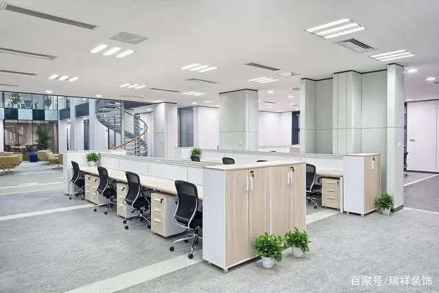 风水办公桌的摆放_办公室装修风水_办公室的植物与风水