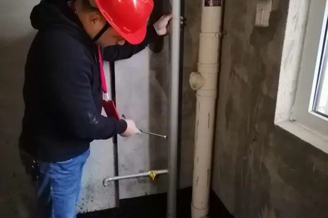 装修厨房_厨房吧台装修效果图_家庭同时装修中式厨房和西式厨房图片