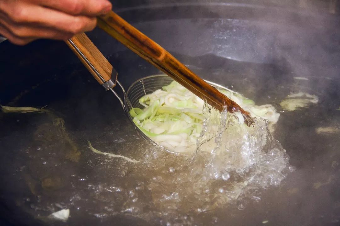 面馆装修效果图_牛肉面馆装修_青岛情侣面馆装修