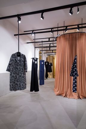 服装店装修风格_服装订做店装修图片_现代唐代服装风格服装
