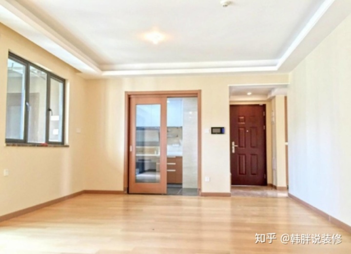 低配版精装房，108㎡三室两厅格局，这效果估计还得重新装修一番